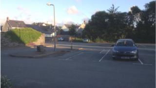 Maes Parcio'r Mart yng Nghrymych.