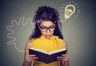 شابة تقرأ كتابا