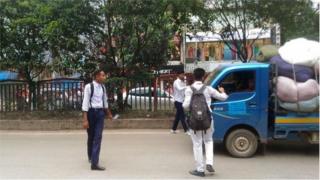 আন্দোলনের সময় শিক্ষার্থীরা এভাবে সড়কে চালকদের লাইসেন্স পরীক্ষা করেছে