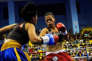 Huang Wensi fights against Thai Jarusiri Rongmuang