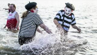 Wasu na murnar sabuwar shekarar a gabar tekun Scarborough na Yorkshire a Birtaniya