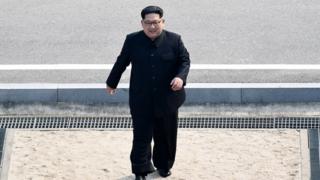 4월 27일 남북정상회담에서 김정은 위원장이 선택한 의상은 인민복이었다