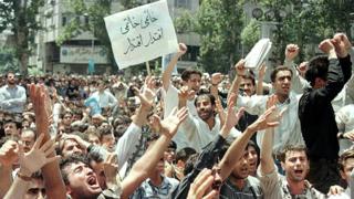 Студенты проводят демонстрацию в центре Тегерана 10 июля 1999 года