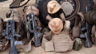 Des équipements militaires, notamment des fusils d'assaut de forces armées maliennes et de gilets pare-balles.