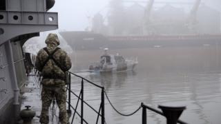 Український військовий на кораблі в Маріуполі