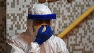 Médico con traje de protección