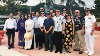 Phái đoàn người Mỹ gốc Việt tại tượng đài Lone Sailor ở Guam hôm 30/4/2019. Đứng bên bìa phải là Phó Đề đốc Hải quân Hoa Kỳ Nguyễn Từ Huấn