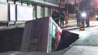 Le bus de transport a été happé par le sol alors qu'il stationnait à l'arrêt (capture d'écran).