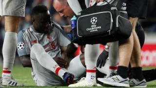 Umukinnyi wo hagati wa Liverpool, Naby Keita, ubwo yahabwaga ubuvuzi bwihuse mu mukino wa Champions League ikipe ye yatsinzwe na Barcelone