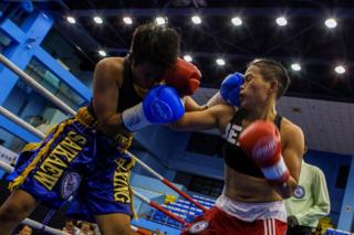 Huang Wensi fights Thailand's Jarusiri Rongmuang in match