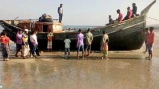 ডুবে যাওয়া ট্রলারটি মঙ্গলবারই ডাঙায় টেনে তোলা হয়েছে।