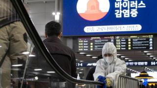 서울 강남구 수서역에서 역사 미화원들이 에스컬레이터 소독을 하고 있다