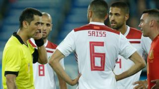 Les joueurs marocains autour de l'arbitre du match contre l'Espagne (2-2).