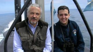 Pai e filho integrantes da Marinha argentina em foto de acervo pessoal