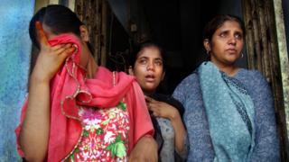 গুজরাটের দাঙ্গার সময় পুলিশের টিয়ারগ্যাসের শিকার একটি পরিবার।