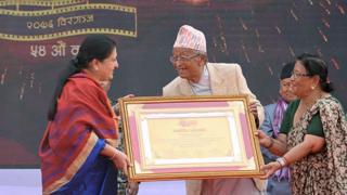 पहिलो नेपाली चलचित्रको सम्पादन गर्ने बैकुण्ठ मास्केलाई कदरपत्रले सम्मानित गर्दै राष्ट्रपति भण्डारी