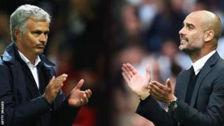 Jose Mourinho oo bidix ka muuqda iyo Pep Guardiola dhanka midig xiga midba mar ayuu badiyay labo kulan oo ay iska hor yimaadeen