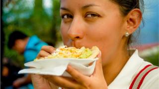 Una mujer comiendo