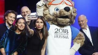 Российская ведущая Мария Командная делает селфи на жеребьевке чемпионата мира в Москве (29.11.17)