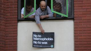 Londra'daki Müslüman Refah Evi'nin camından "İslamofobiye, savaşa hayır" dövizi sarkıtıldı.