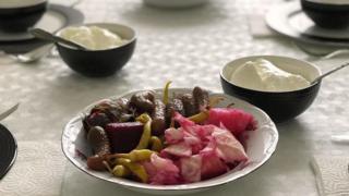 تشكل المخللات مُكوناً رئيسياً من وجبة الطعام المتوازنة والمُغذية في مختلف أنحاء تركيا