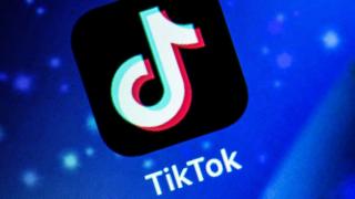 Logotipo de TikTok en pantalla.