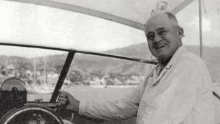 William Jenkins pescando en Acapulco, su pasatiempo preferido