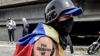 Joven de la "resistencia" encapuchado.