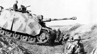 Tanque de guerra cayendo en una zanja