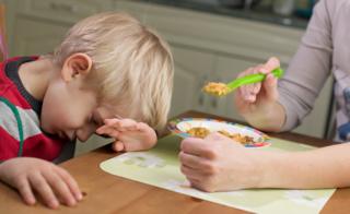 Niño que rechaza una comida
