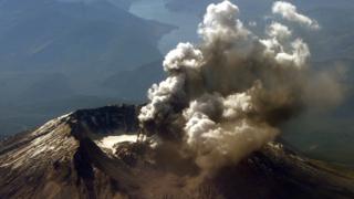 Monte Santa Helena despidiendo cenizas y humo en 2004