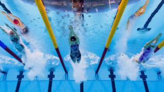 Comienzo de una competencia de natación