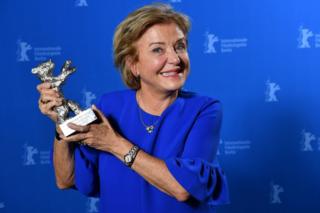 Ana Brun con el Oso de Plata a la mejor actriz por la película paraguaya "Las herederas", en el Festival Internacional de Cine de Berlín, el 24 de febrero de 2018.
