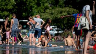 Abantu bariko bararwanya ubushuhe i Nantes, Loire-Atlantique mu Bufaransa itariki 24/07/2019