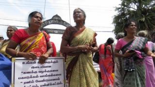 යුද්ධයෙන් අතුරුදන් වූවන්ගේ ඥාතීන් පිරිසක් 