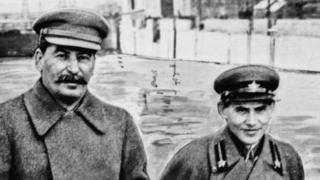 "Ежов аларды Сталин союл катары пайдаланганын түшүнгөн, төгүлгөн абийирин басуу үчүн арак ичкен». (Никита Хрущев)
