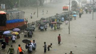 मुंबई में मंगलवार को भारी बारिश के दौरान जलभराव से बेहाल रही जनता