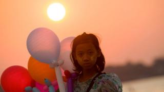 လမ်းဘေးစျေးသည်