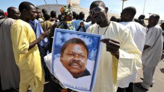 Un portrait de Cheikh Bethio Thioune tenu par un de ses disciples lors d'un rassemblement tenu en octobre 2012 à Dakar en vue de sa libération.