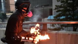 Manifestante con fuego