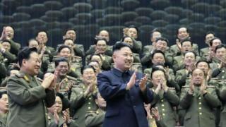 Военные чиновники аплодируют вместе с северокорейским лидером Ким Чен Ыном во время концерта Унхасу в Пхеньяне