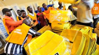 Préparation du matériel électoral lors des élections de décembre dernier. (Illustration)