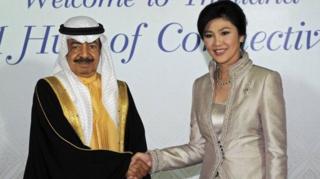 นายกฯ บาห์เรน จับมือกับ ยิ่งลักษณ์ ชินวัตร ในปี 2012
