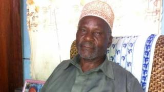 Umutama Athuman Bakari arondera uwo bubakana, afise imyaka 75