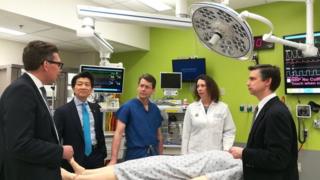 Dr Andrew Lee oo ah qofka labaad marka bidix laga tiriyo iyo kooxdiisa jaamacadda Johns Hopkins University