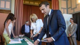 Emmanuel Macron oy kullanırken