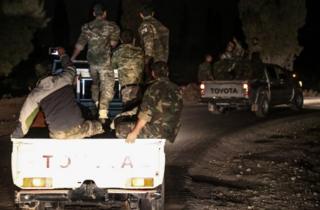 İdlib operasyonunda görevli Suriyeli muhalifler Türkiye-Suriye sınırında ilerlerken