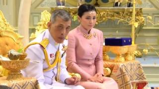 Le roi de Thaïlande a épousé la cheffe adjointe en charge de son service de sécurité et lui a donné le titre de reine.