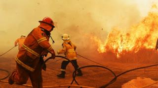 Australian firefighters tackle bushfires