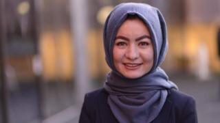 م تكن حميدة حسيني قد ذهبت إلى المدرسة إلى الإطلاق حتى قدومها إلى بريطانيا ولم تكن تتحدث الانجليزية